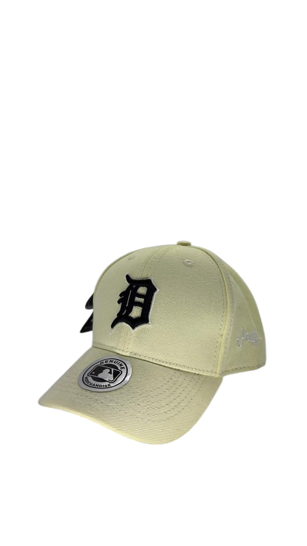 Gorra crema con logo bordado en negro