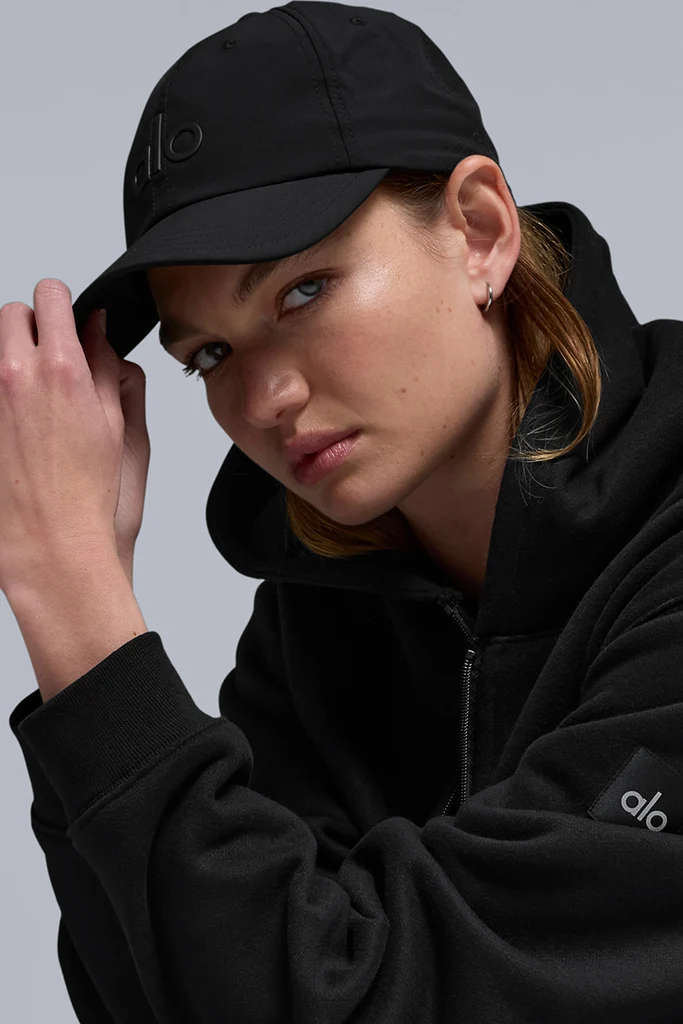Modelo con gorra negra unicolor