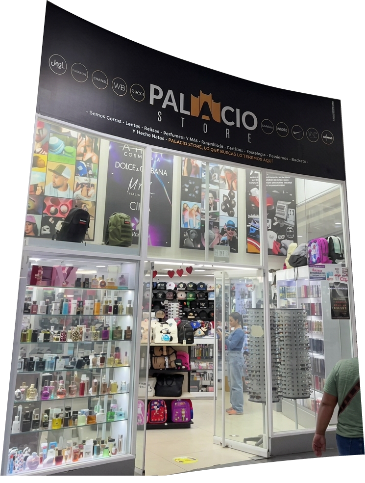 Interior de la tienda física de Palacio Store con sus vitrinas de productos